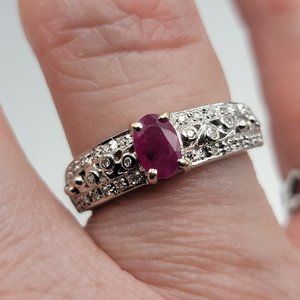 Oval Ruby and 18K white gold Diamond Ring